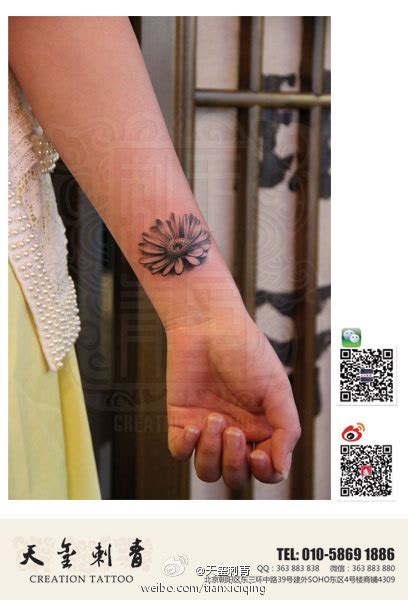 女生手腕小巧时尚的邹菊纹身图案