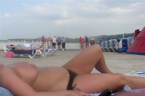 Cruise Desnudo Sunbathing