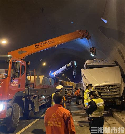 34吨大货车隧道内追尾，高速多部门紧急救援5小时 - 城事 - 新湖南