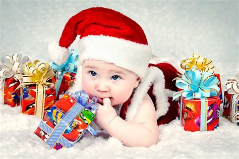 圣诞礼物和快乐女孩图片-圣诞礼物和快乐小女孩素材-高清图片-摄影照片-寻图免费打包下载