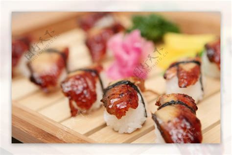 日本鳗鱼寿司在木制背景高清图片下载-正版图片503002842-摄图网
