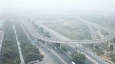 Delhi Wakes Up To Layer Of Fog As AQI Remains At 260 In 'Poor' Category ...