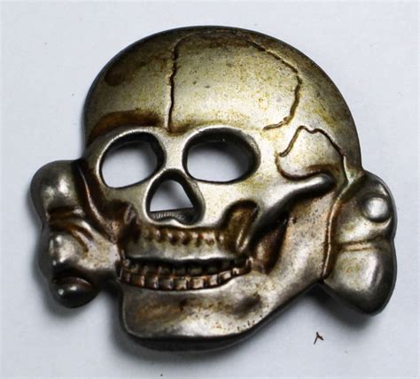 WWII GERMAN SS DEATH SKULL CAP BADGE
