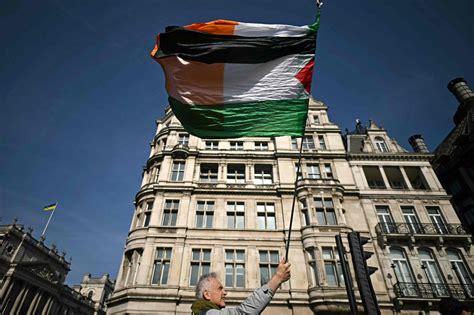 ‘Free Palestine’: Barefoot man climbs Palace of Westminster with ...