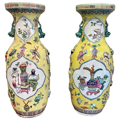 Pair of Chinese Porcelain Vases For Sale at 1stDibs