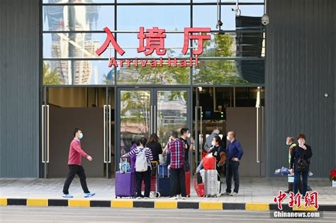 香港与内地全面“通关” 皇岗口岸重开迎接旅客_腾讯新闻