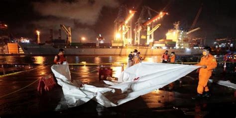 印度尼西亚失事客机打捞工作持续进行中