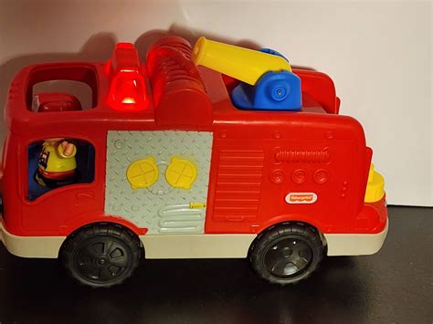 2001 FISHER PRICE LITTLE PEOPLE Fire Truck & 1 Fireman Fireperson ...