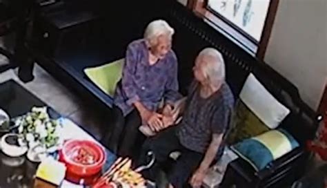 102岁老人徒步2公里赴约103岁闺蜜，两人一起唠家常