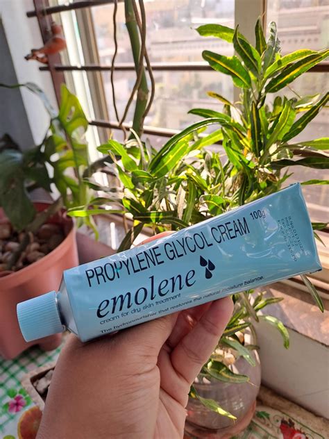 does this emolene cream contain steroids? a friend suggested that it isn't good for skin but ...