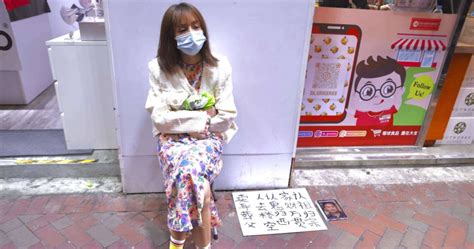 女子香港街头“卖身葬父”索价30万，结果“亡父”照片放的是《狂飙》导演