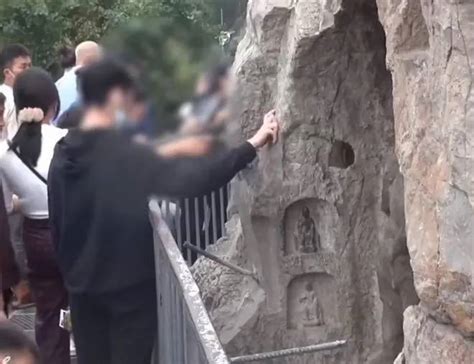 洛阳龙门石窟千年佛像被摸出包浆 景区加装保护铁网-大河网