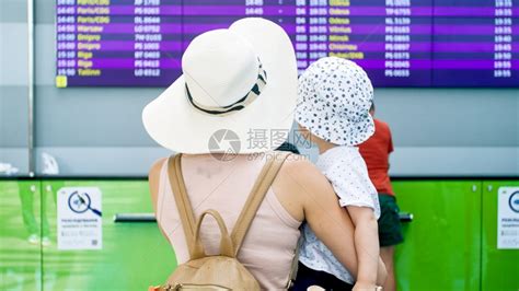 年轻母亲在机场抱着孩子等待登机高清图片下载-正版图片306420695-摄图网