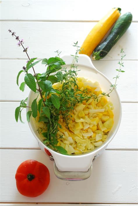 Tavuklu biberiyeli firinda makarna, corba, cikolatali pudding ...