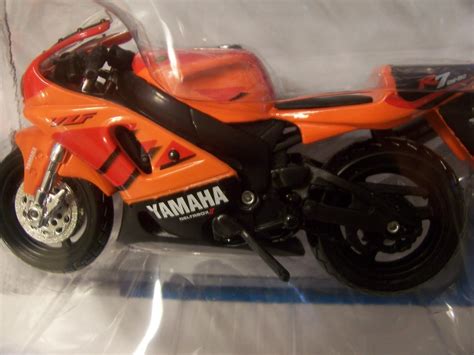Maisto Two Wheelers Yamaha YZF-R7 Model in Scale 1:18 : Amazon.in: Toys ...