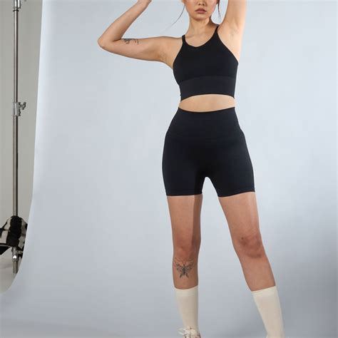 Women's Black Momentum Seamless Shorts – Curefit Healthcare Pvt Ltd