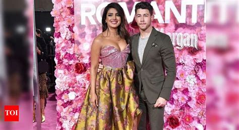 Priyanka Chopra and Nick Jonas' PDA is sure to melt your heart | Hindi ...