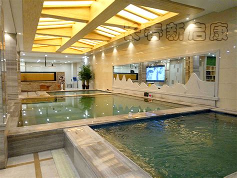 健身中心新建一个游泳池，该游泳池的长50米，宽20米，深2.5米，若要给游泳池的底面和四周贴上瓷砖