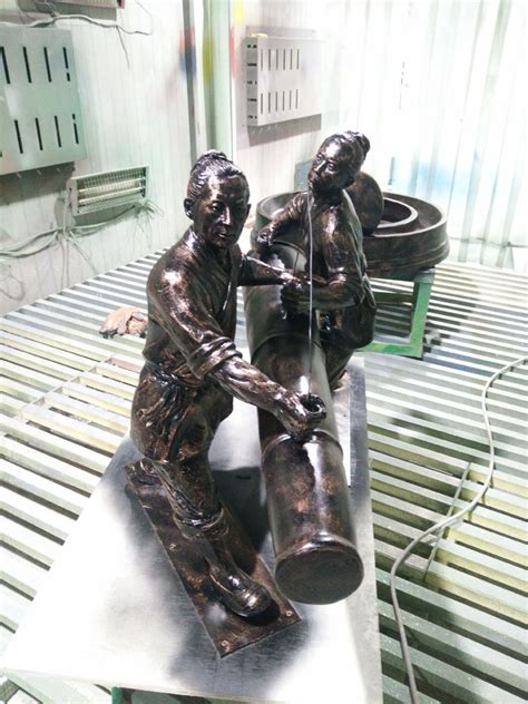 玻璃钢“打铁匠/马上将军”雕塑_滨州宏景雕塑有限公司