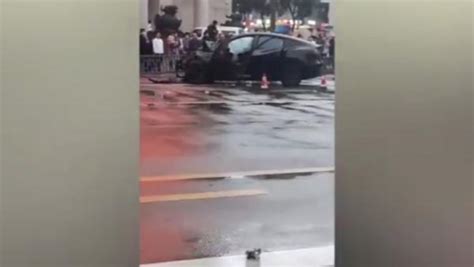 台州一特斯拉汽车追尾碰撞两车，致两死一伤_手机新浪网