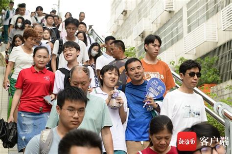 江苏扬州：高考首日结束 考生微笑走出考场-人民图片网