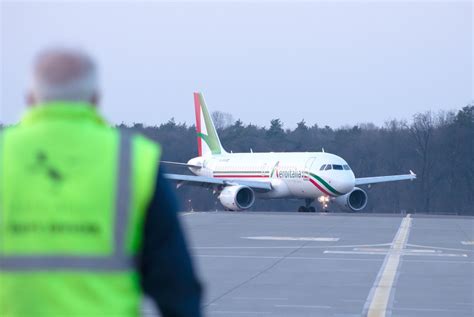 Do Włoch lata mniej pasażerów, niż planowano. Są mniejsze samoloty ...