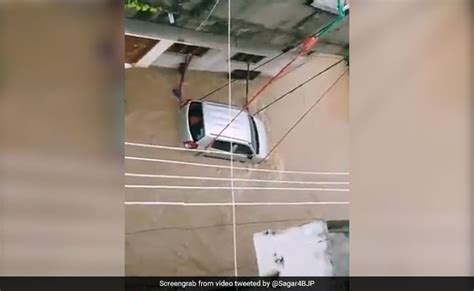 बाढ़ में कार बह न जाए इसलिए शख्स ने किया गजब जुगाड़, रस्सी का झूला ...