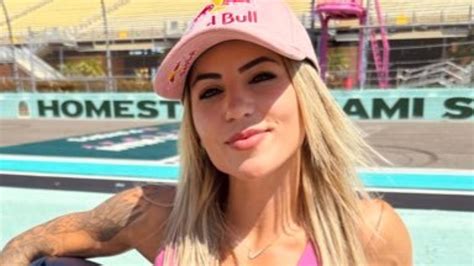 Letícia Bufoni exibe abdômen trincado ao renovar o bronze