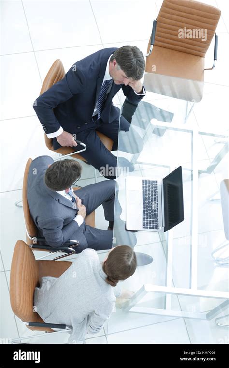 3 People Meeting 的图像结果