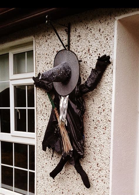 41 Witch-Themed Halloween Decorations To Create An Ambience - DigsDigs