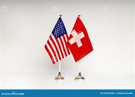 Banderas De Estados De Estados Unidos Y Suiza Sobre Un Fondo Claro ...