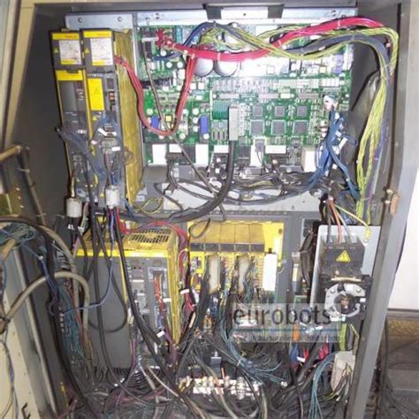 robôs Fanuc R2000iA 210f com arma spotwelding servocontrolled em uma ...