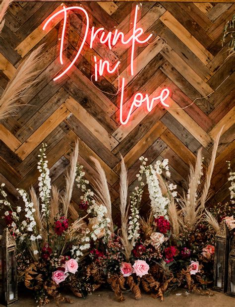 It's Electric: Couples are Going Nuts for Neon Wedding Signs | Green ...