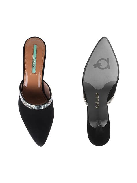 Textured pointed stilettoes