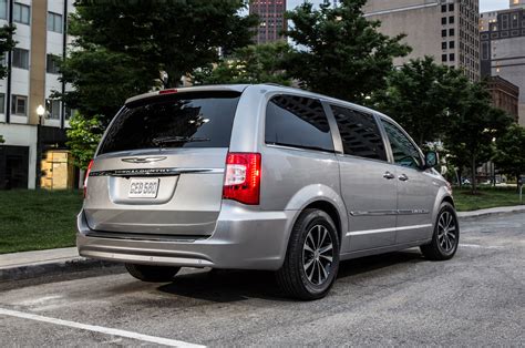 2014 Chrysler Town & Country, Dodge Grand Caravan Receive 30th Anniversary Packages