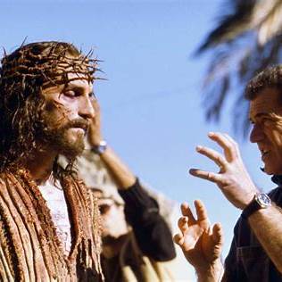 https://minhabibliasagrada.com.br/wp-content/uploads/2021/05/Mel-Gibson-e-Jim-Caviezel-A-Paixao-de-Cristo-2.jpg