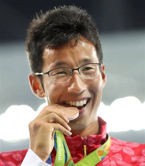 陸上男子50キロ競歩で銅メダルを獲得…：リオ五輪 日本人メダリスト 写真特集 - リオ五輪・パラリンピック 2016：時事ドットコム