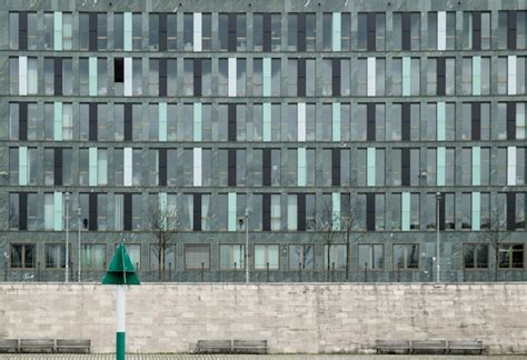 City Building Exterior 的图像结果