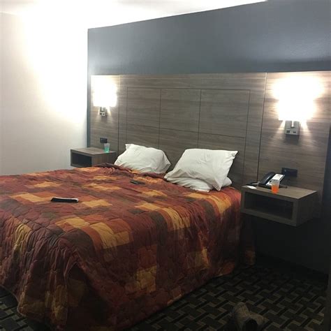 MID CONTINENT INN (Greenwood) - Hotel Reviews, Photos, Rate Comparison ...