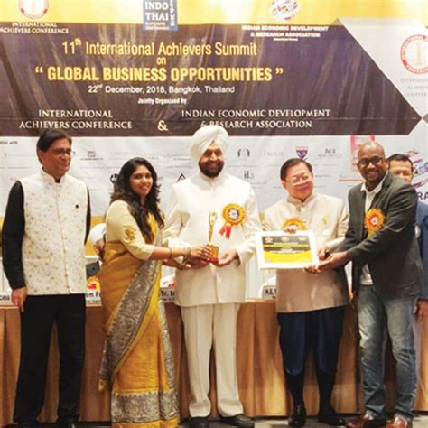 Smart Electric Scooter with best Price & Range | AVERA | RETROSA