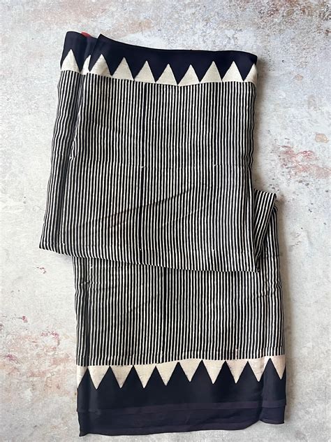 Kaali Dhaari with Red Jahrokha Pallu Ajrakh Hand Block Natural Dye Mod ...