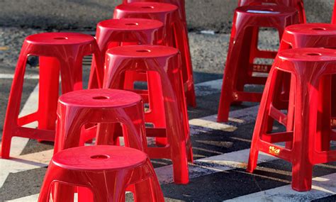 প্লাস্টিকের টুল বা চেয়ারের মাঝে ছিদ্র থাকে কেন, রয়েছে বিশেষ কারণ