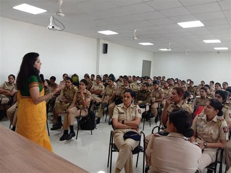 श्रीनिवास पाटील चॅरिटेबल फौंडेशन सातारा यांचे वतीने सातारा जिल्हा पोलीस ...