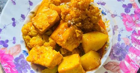Dipa Bhattacharyya দ্বারা আলু ফুলকপি পনির ডালনা (Aloo fulkopi paneer ...