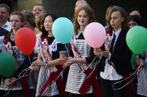 俄罗斯毕业生在克里姆林宫进行华尔兹舞彩排-国际频道-内蒙古新闻网