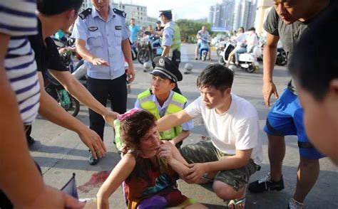俄罗斯女游客三亚街头晕倒摔伤 附近市民与民警一道救助-浙江在线
