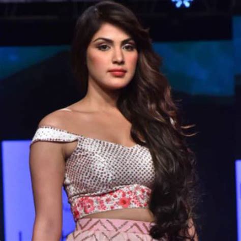 रिया की व्हाट्सएप ग्रुप पर ड्रग चैट लीक, सुशांत की बहन बोलीं- चल क्या ...