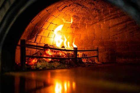 Feu et flammes dans un four à pizza au feu de bois dans un restaurant ...