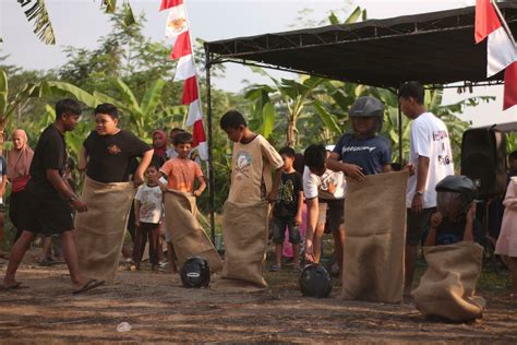 Magelang Indonesia.08 05 2023- sack race during indonesia independence day 27229479 Stock Photo ...