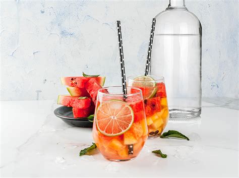 夏季用这5种水果泡酒，各有各的妙用，每天喝一点顺利过夏天_桑葚酒_樱桃_功效